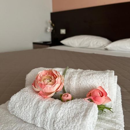 Bed & Breakfast La Rondinella Cerasolo ภายนอก รูปภาพ