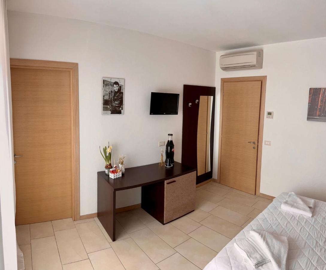 Bed & Breakfast La Rondinella Cerasolo ภายนอก รูปภาพ
