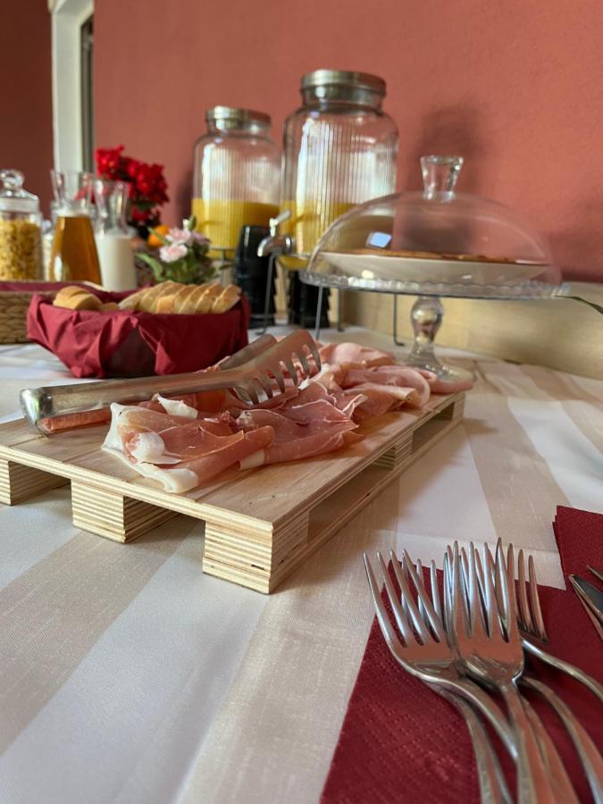 Bed & Breakfast La Rondinella Cerasolo ภายนอก รูปภาพ